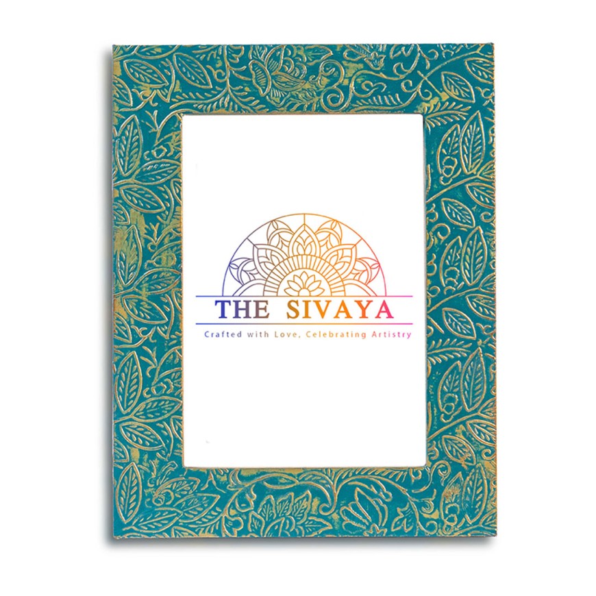 Hand Crafted Metal Sheet Impressioned And Painted Photo Frame