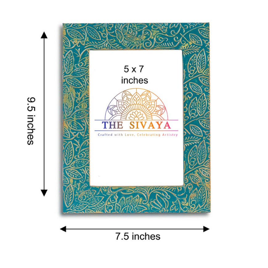 Hand Crafted Metal Sheet Impressioned And Painted Photo Frame