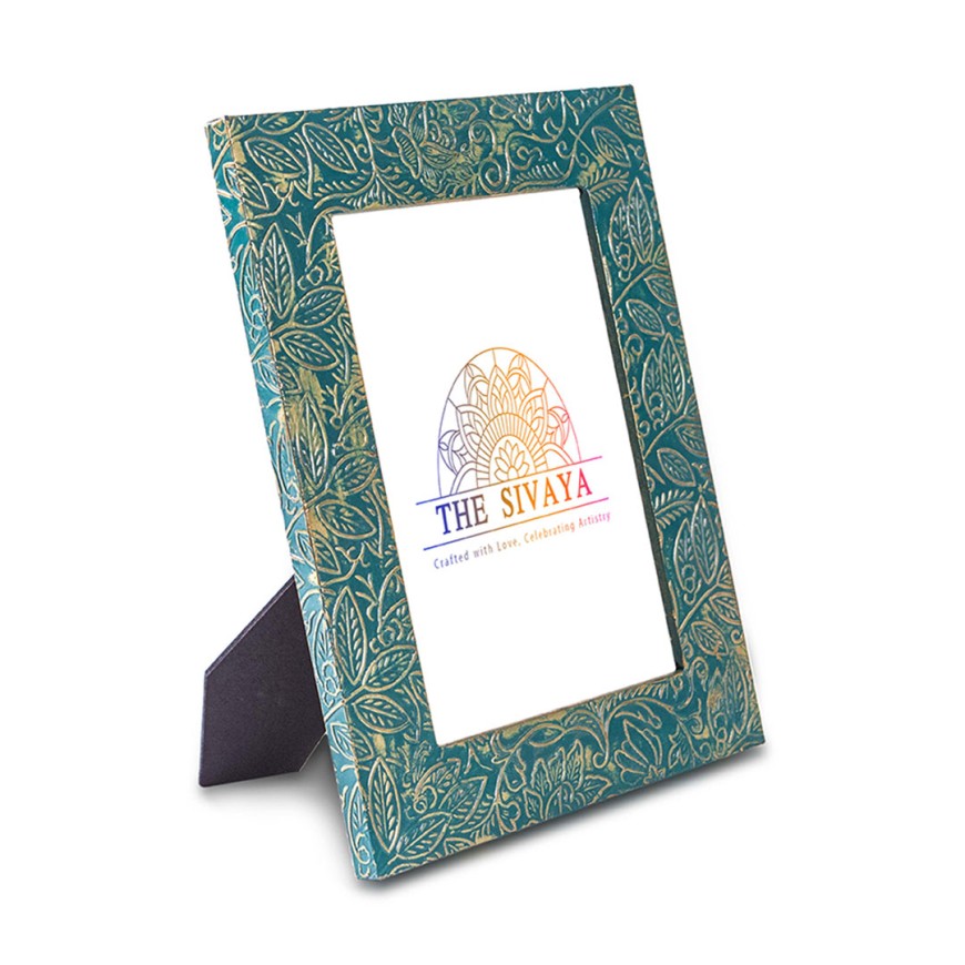 Hand Crafted Metal Sheet Impressioned And Painted Photo Frame