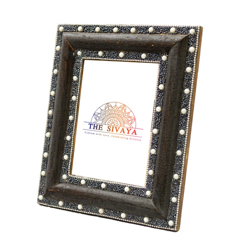 Hand crafted wood and beads d?cor photo frame