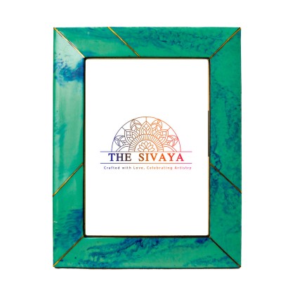 Hand crafted resin d?cor photo frame